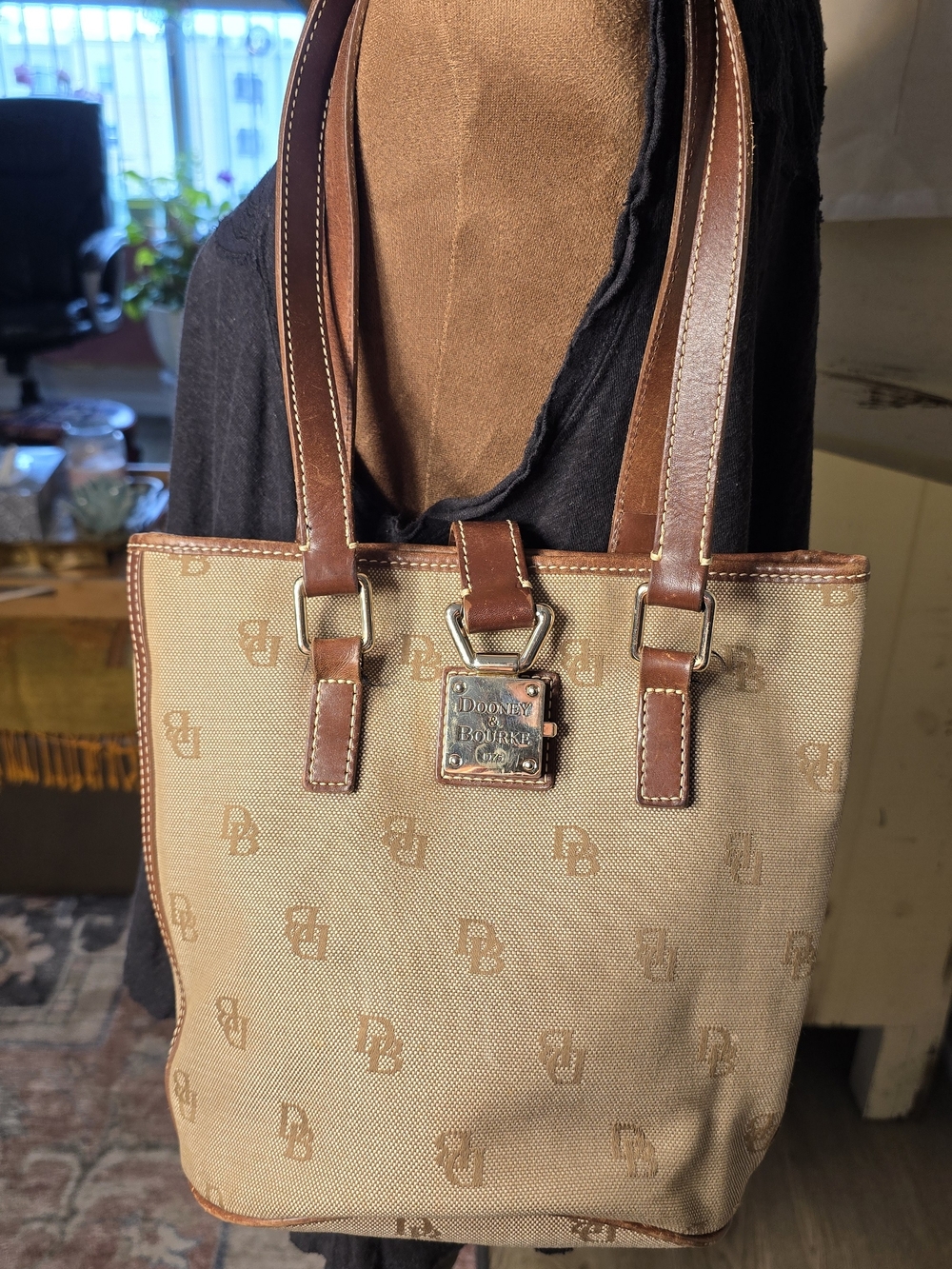 👜 Dooney & Bourke Brown Signature Logo Monogram Bucket Bag Tote w Metal Clasp - Picture 5 of 15